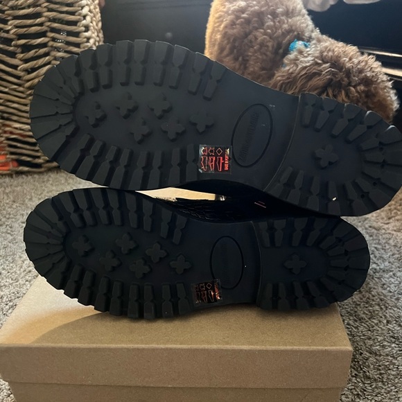 Black laceless crocodile combat boots with interchangeable back pieces. - Picture 4 of 5